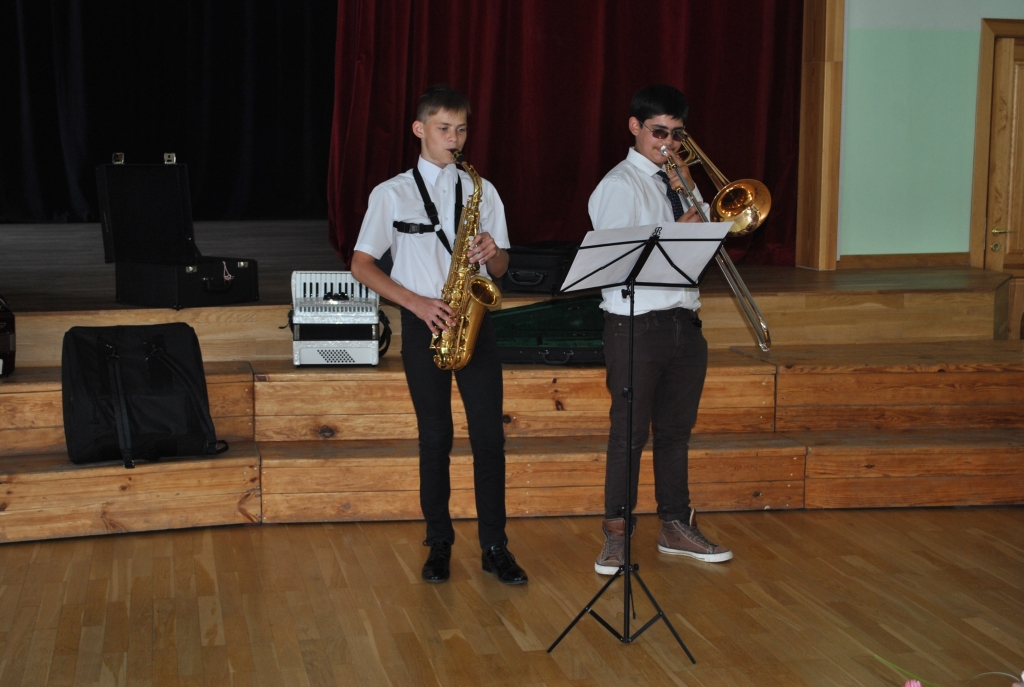 DAUDZVEIDĪGS SKANĒJUMS. Koncertā skolasbiedriem spēlē Pļaviņu Mūzikas skolas šī gada saksofona klases absolvents Raivo Kaņepējs (no kreisās) un trombonists Ivars Svars.