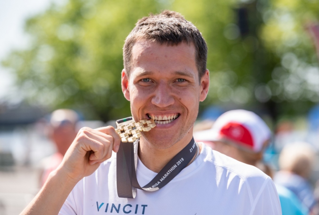 Ātrākais starp ātrākajiem. Koknesietis Jānis Višķers “Tet” Rīgas maratonā uzvarēja pusmaratona distancē.
Autors: publicitātes