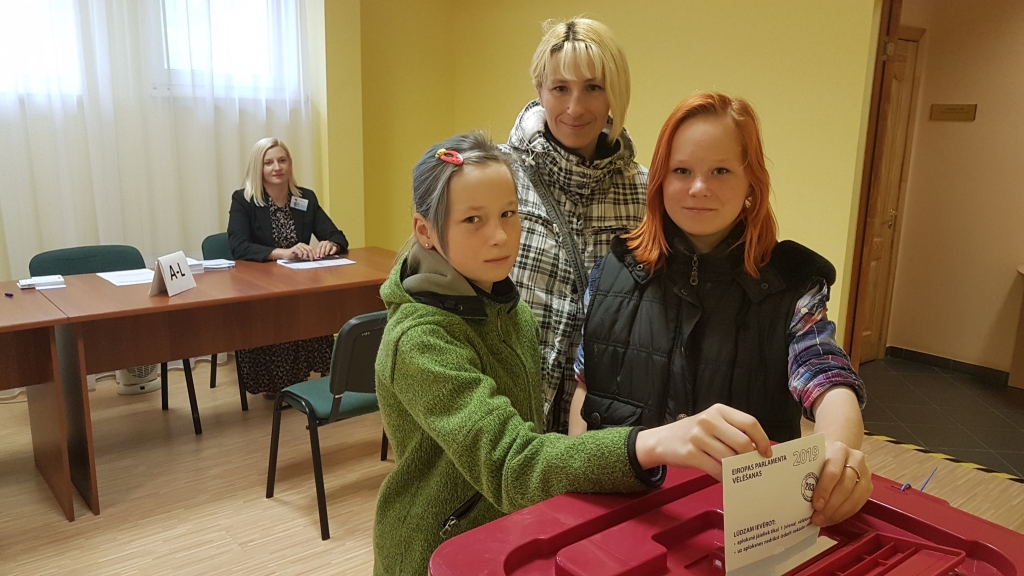 Kas es par pilsoni, ja neietu vēlēt. Seciete Daiga Čentoricka (vidū) un meitas Lāsma (no kreisās) un Sanita.
Autors: Imants Kaziļuns