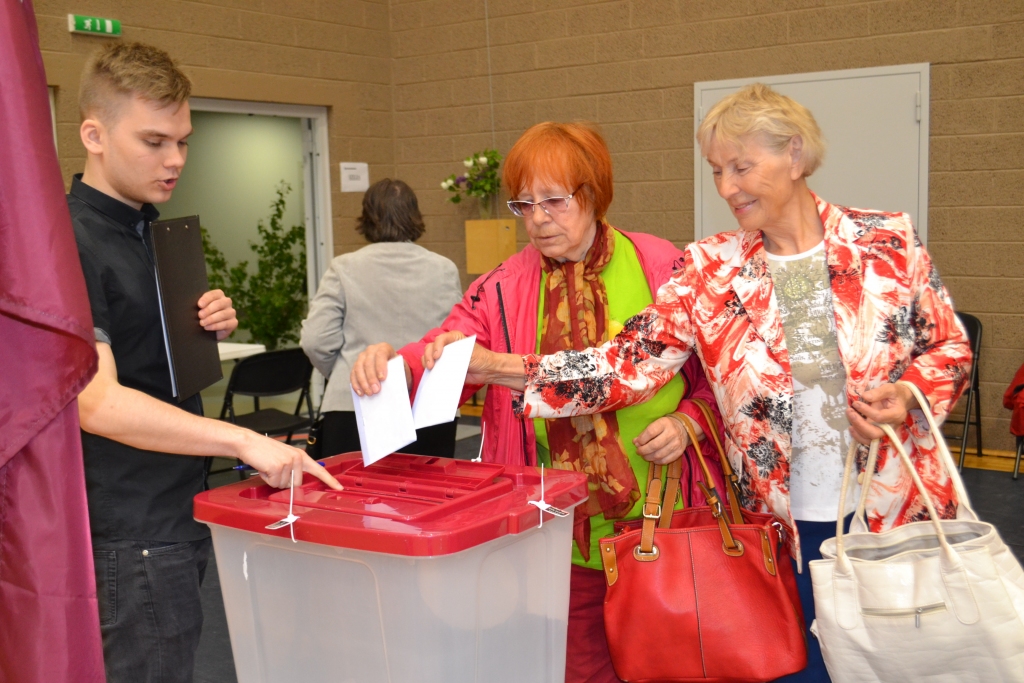 NOBALSO TREŠĀ DAĻA. Aizkraukles novadā sporta halles iecirknī nobalsoja 797, kultūras namā — 527, profesionālās vidusskolas dienesta viesnīcā — 476, pagasta sākumskolā — 239 vēlētāji jeb kopumā apmēram trešā daļa balsstiesīgo vēlētāju. Sporta halles vēlēšanu komisijas pārstāvis Raitis Mečajs (attēlā) seko līdzi, lai urnā tiktu ievietotas tikai aizlīmētas aploksnes.