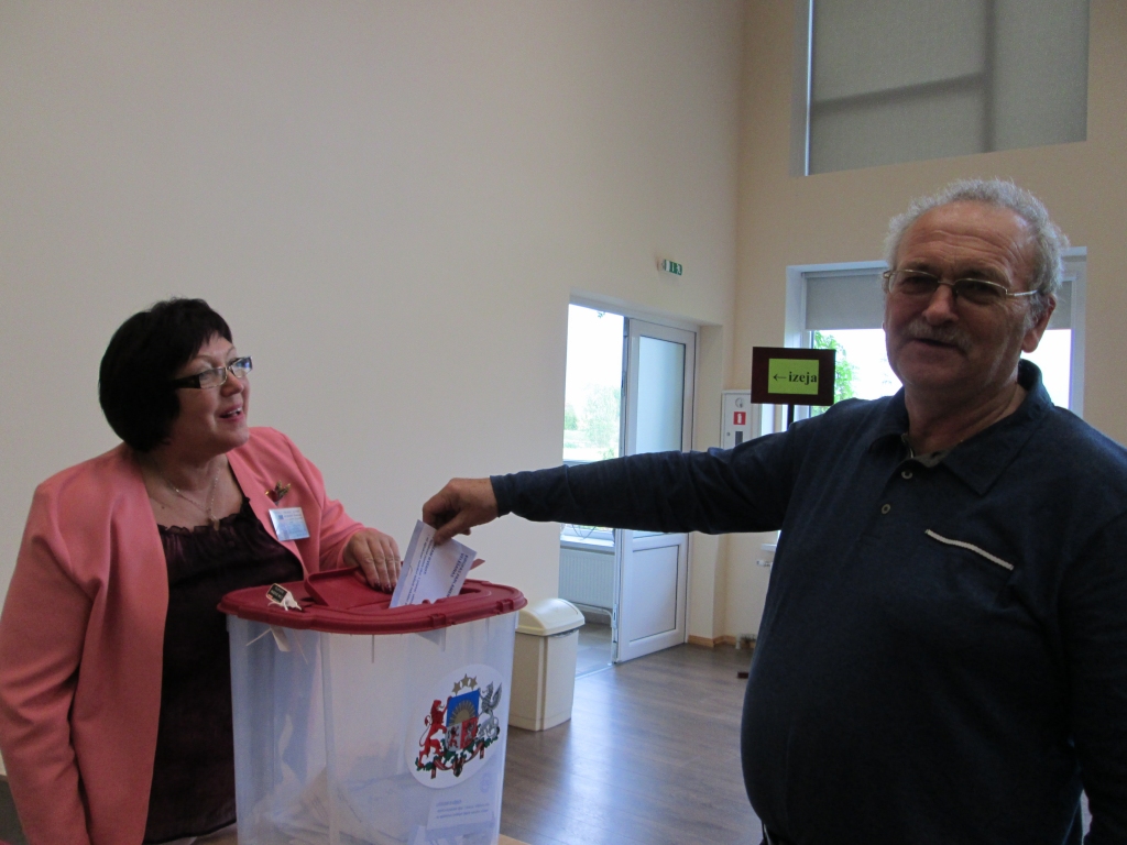 Izvēle izdarīta. Jelgavnieks Pētera kungs izmantoja iespēju iepriekš nobalsot Koknesē. Pie urnas — vēlēšanu komisijas locekle Ligita Kronentāle.