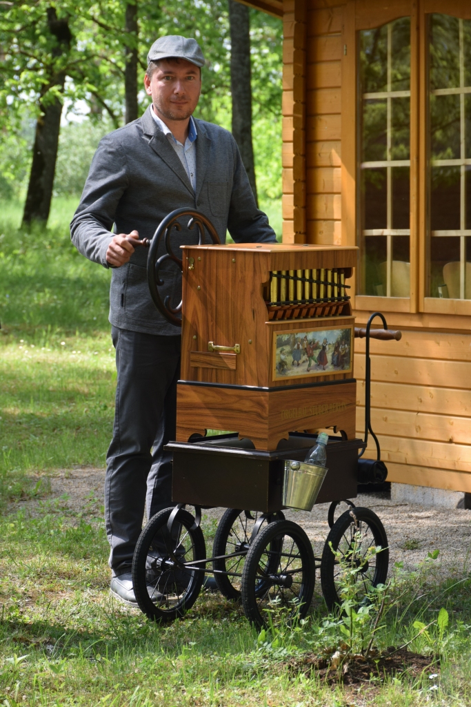 Leijerkastnieks. Instrumenta skaņa Vīgantes parkā radīja īpašu, senatnīgu gaisotni.