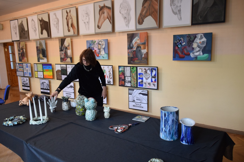 GATAVOŠANĀS IZSTĀDEI un darbu izvērtēšanai Aizkraukles Mākslas skolā.