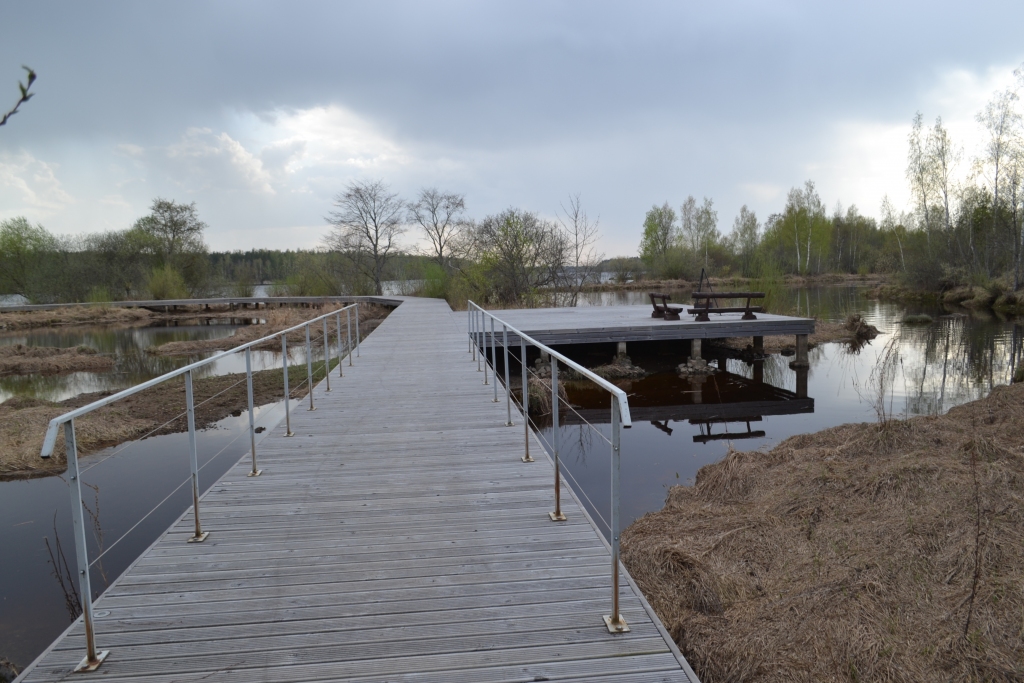 VAIRĀK IESPĒJU izbaudīt šo vietu dod līdzās esošā  SIA “A. A. Mežmalas” ūdenstūrisma apmetnes vieta ar pastaigu taku.