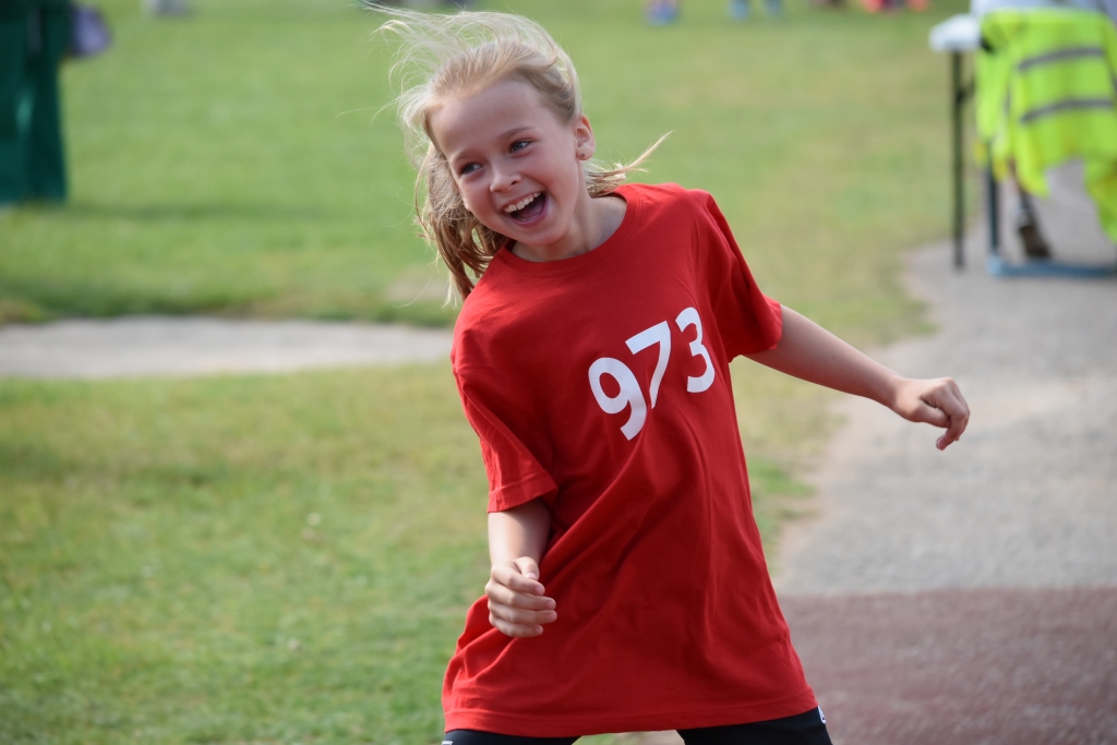 Priekpilns sprinta finišs. Aizkraukles novada vidusskolas pārstāve U10 grupas vieglatlēte Sanita Skrimble.