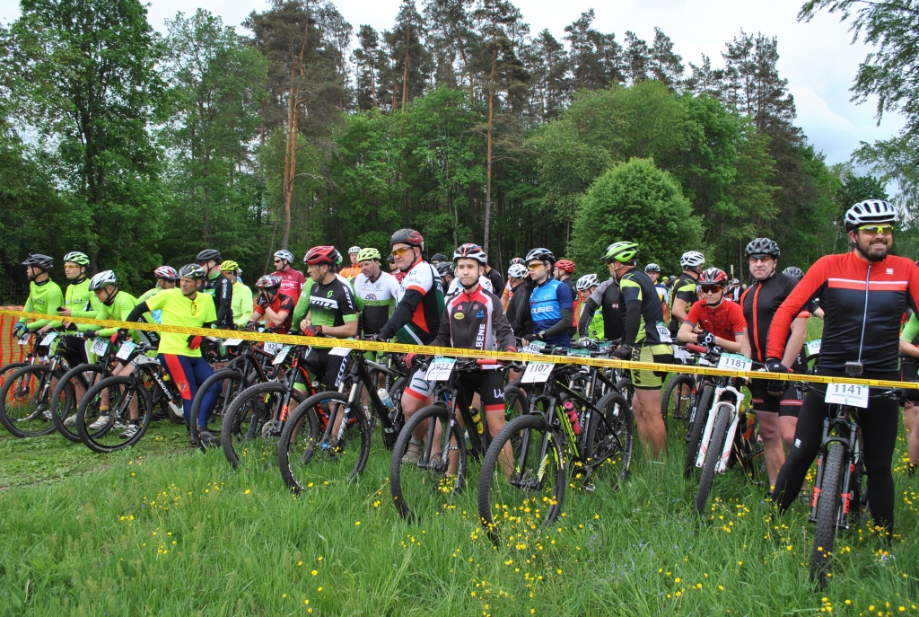 AR VELOSIPĒDIEM PA GLEZNAINO SIGULDU devās sacensību dalībnieki.