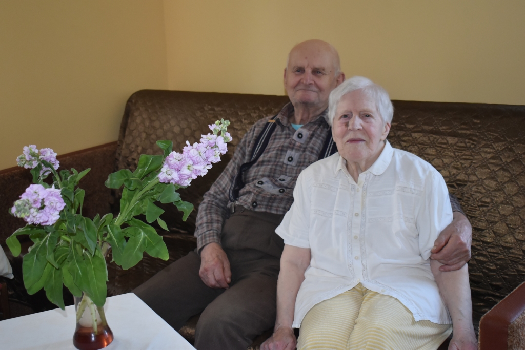 Daudz baltu dieniņu! Rūta Salmiņa ar vīru Artūru.