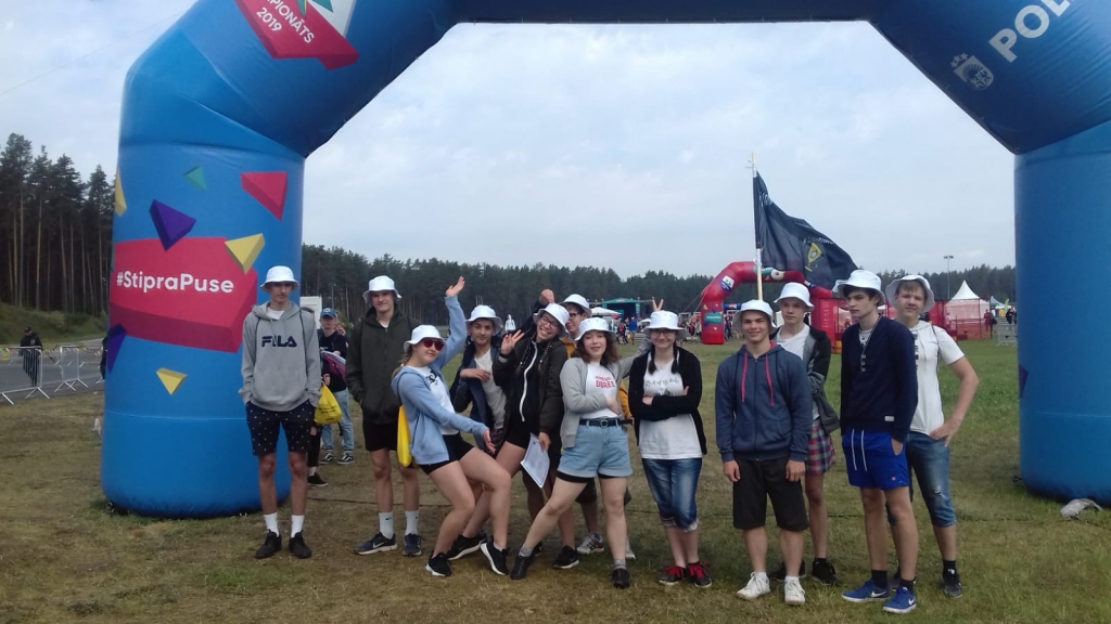 SALIEDĒ KLASI. Neretas J. Jaunsudrabiņa vidusskolas klase ZZ Čempionāta finālā “333” trasē  guva jaunus iespaidus, piedzīvojumus, un katrs jaunietis pārliecinājās, uz ko ir spējīgs.
Autors: no Neretas J. Jaunsudrabiņa vidusskolas 10. klases