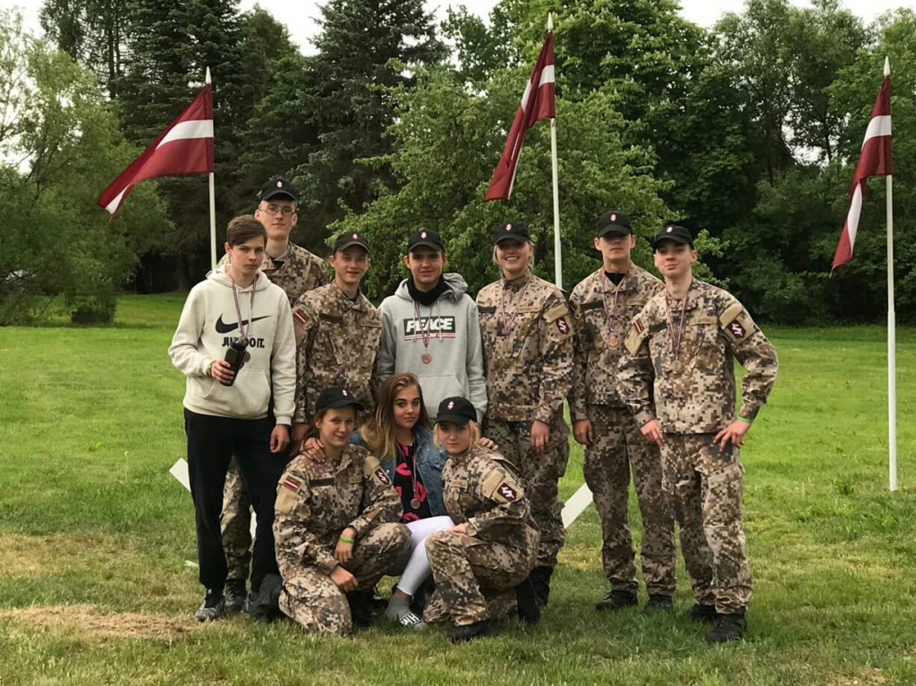 GŪST LABUS PANĀKUMUS. Aizkraukles jaunsardzes komanda pēc sporta spēļu starta Mālpilī.
Autors: no Ginta Kokina albuma