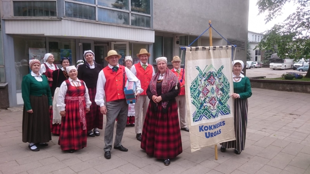 “Ačiū! Paldies par sirsnīgo uzņemšanu!” tā “Urgas” teica prombraucot. 
Autors: no folkloras kopas “Urgas”