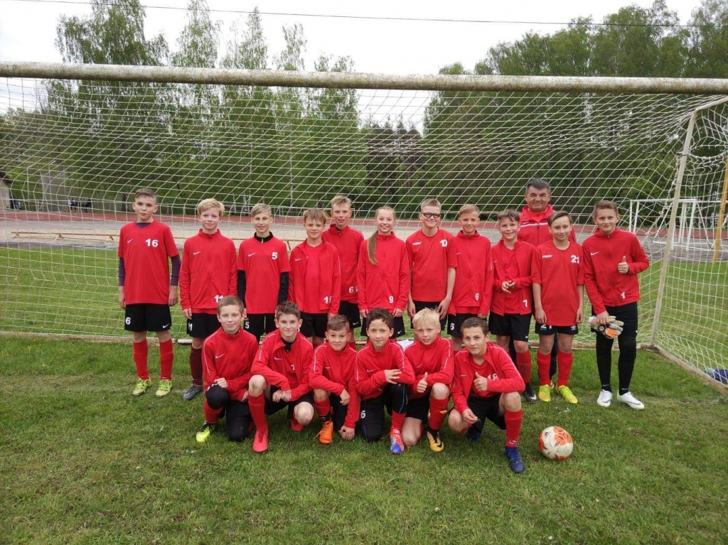 Lieliska debija! Pēc ilgāka pārtraukuma Aizkrauklē atdzīvojas bērnu lielais futbols. Pašmāju vienība “FK Veina” ar treneri Antonu Ciematnieku sezonu sāk, esot līderpozīcijā.
Autors: no personīgā albuma