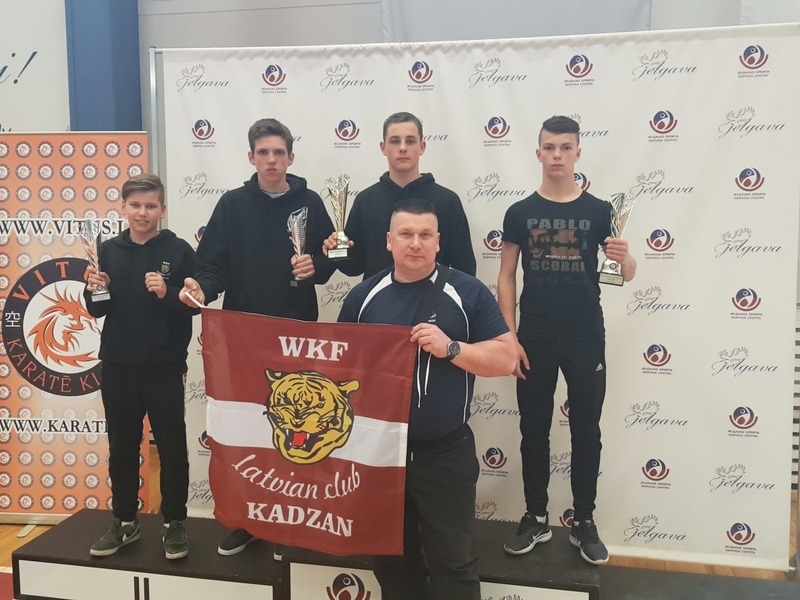 ČEMPIONĀTĀ JELGAVĀ jaunie karatisti Leons Fetkuļins (no kreisās), Valerijs Sebežs, Kristers Antons un  Aleksandrs Lonskis kopā ar treneri Igoru Fetkuļinu.
Autors: no “Kadzan”