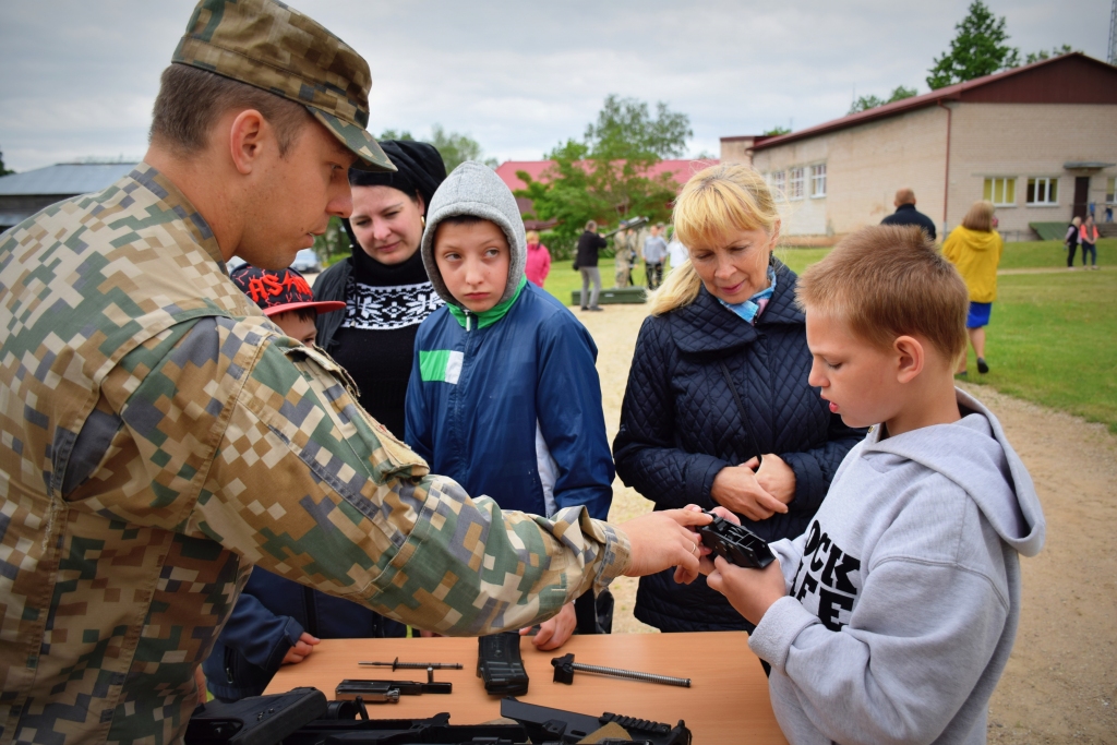 Izjaukt un salikt. Irsieši iepazīst automātiskā ieroča uzbūvi.