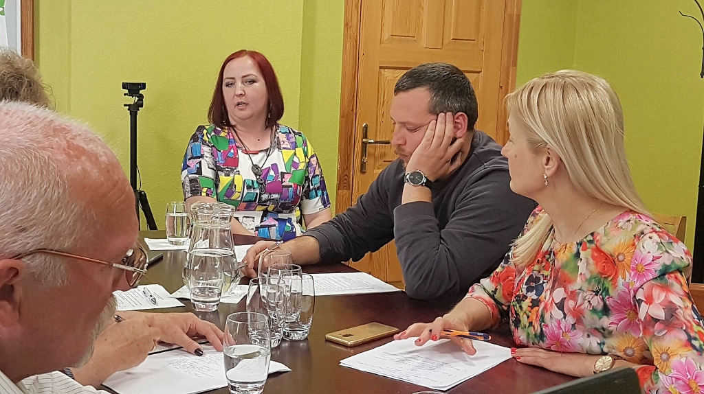 Uzklausīšana. Skrīveru novada domes deputāti vērtē Diānu Bebri-Kondrāti.