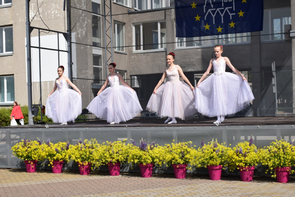 PĀRSTEIGUMS. Aizkraukles baleta studijas audzēkņu priekšnesums daudziem apmeklētājiem bija  pārsteigums.