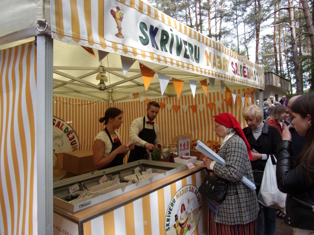 Retais pasākums tiek aizvadīts bez “Skrīveru mājas saldējuma” īpašā piedāvājuma. To varēja baudīt arī amatnieku darinājumu gadatirgū Brīvdabas muzejā.
Autors: Ināra Dreijera foto