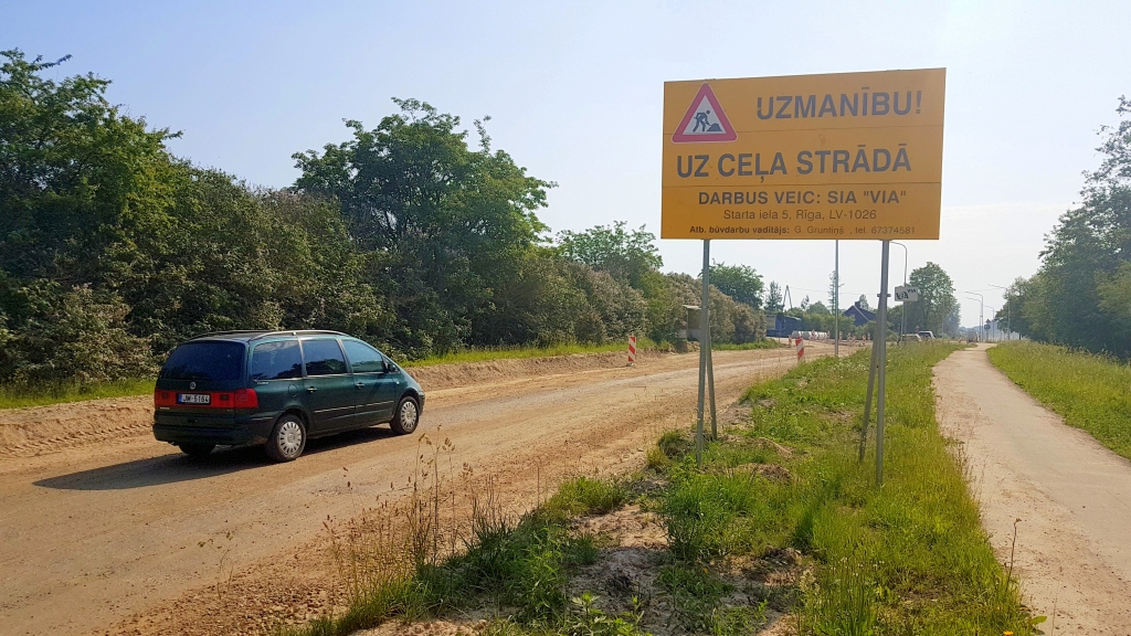 DARBI NEKAVĒJAS. Autovadītāji sūdzas, ka jau vismaz mēnesi Aizkrauklē, Jaunceltnes ielā, pārbūves darbi apstājušies, taču satiksmes ierobežojumi saglabājas. Būvnieki un pašvaldības pārstāvji mierina — plānotie darbi nekavējas, un līdz jūlijam arī posmā pie iebrauktuves “Viršu-A” degvielas uzpildes stacijā paredzēts ieklāt asfaltu.
Autors: Imants Kaziļuns