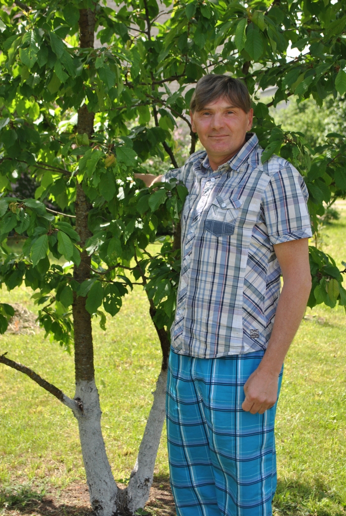 Pa Divi arī dārzā. Pat stādot augus, Jurijs raugās, lai būtu dvīņi, jo arī viņa ģimenē ir dvīņi — Jurijam ir dvīņumāsa Tatjana.