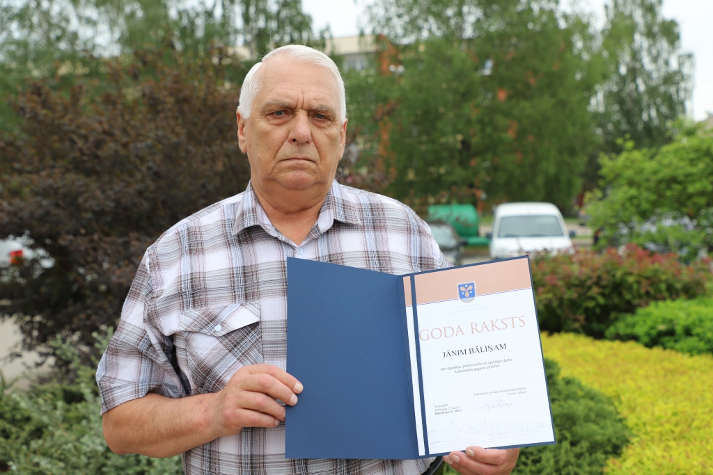PALDIES! Novada domes priekšsēdētājs Leons Līdums Jānim Bāliņam pasniedza Goda rakstu par ilggadēju, profesionālu un apzinīgu darbu Aizkraukles pagasta  attīstībā.
Autors: Arvja Upīša foto