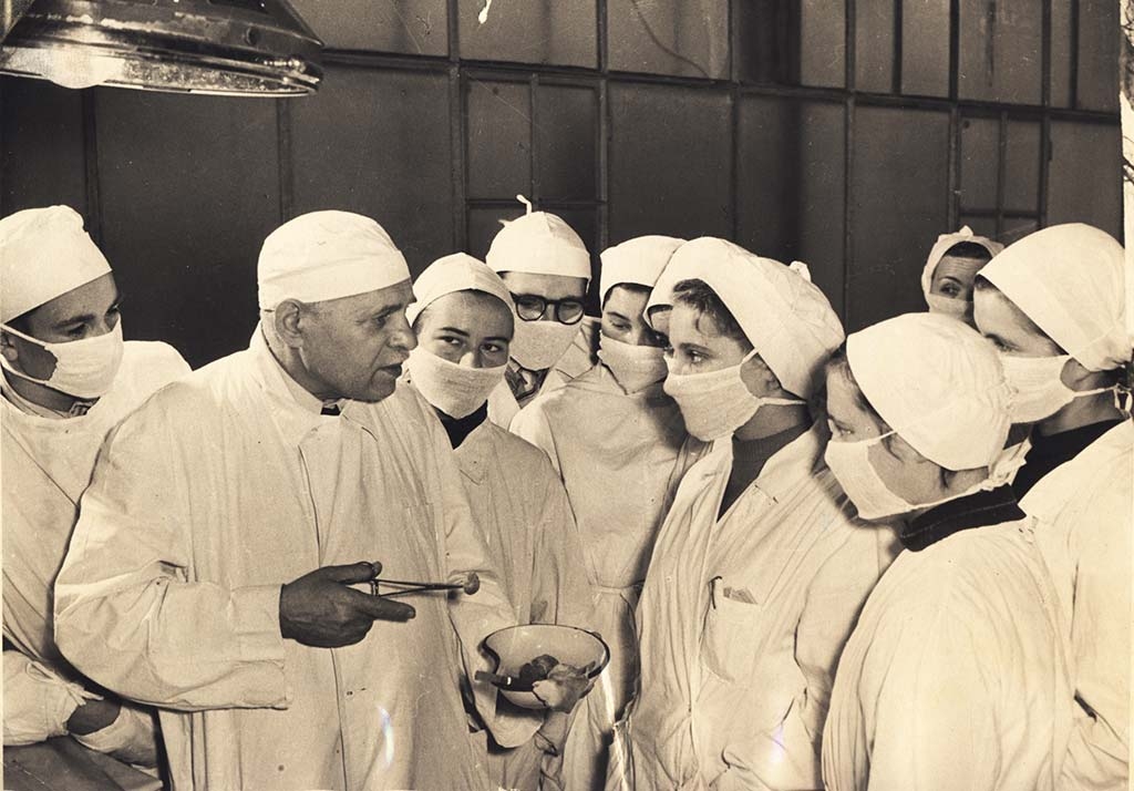 Pauls Stradiņš ar ķirurģijas studentiem. Fotogrāfs nav zināms. Rīga, 20. gs. 50. gadu pirmā puse.