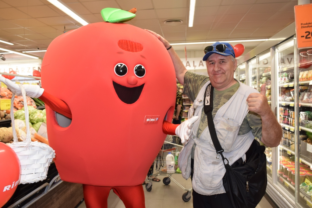 KOPĀ AR “RIMI” TALISMANU ĀBOLU. Artūrs no Kokneses stāsta, ka speciāli braucis uz veikala atvēršanu, viņu visvairāk interesējot augļi, bet vēl viss esot jāiepazīst — gan preces, gan cenas.