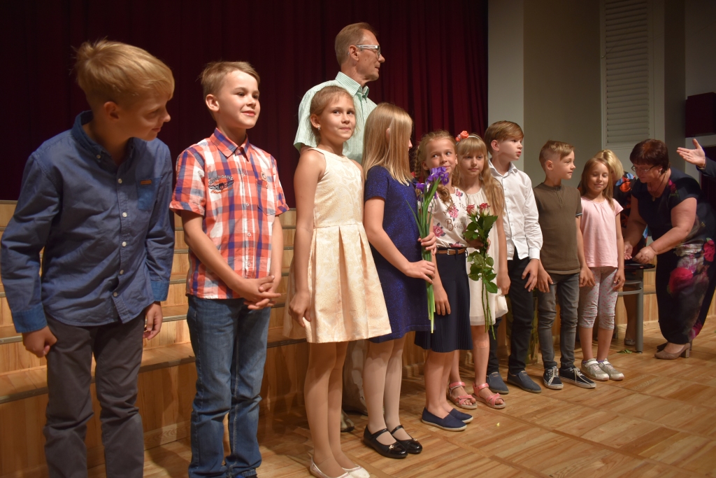 Par izcīnīto 2. vietu bērnu vispārējās fiziskās attīstības programmas “Bērnu vieglatlētika” sacensību finālā Aizkraukles novada vidusskolas 2. klases komanda un skolotājs Mārtiņš Holsts saņēma arī Aizkraukles novada domes apbalvojumu.
Autors: Agita Grīnvalde-Iruka