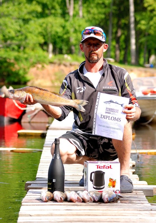 MAZLIET PIETRŪKA.  Dagnim Sproģim šogad  sacensībās pieķērās otrais lielākais zandarts.
Autors: no www.koknese.lv