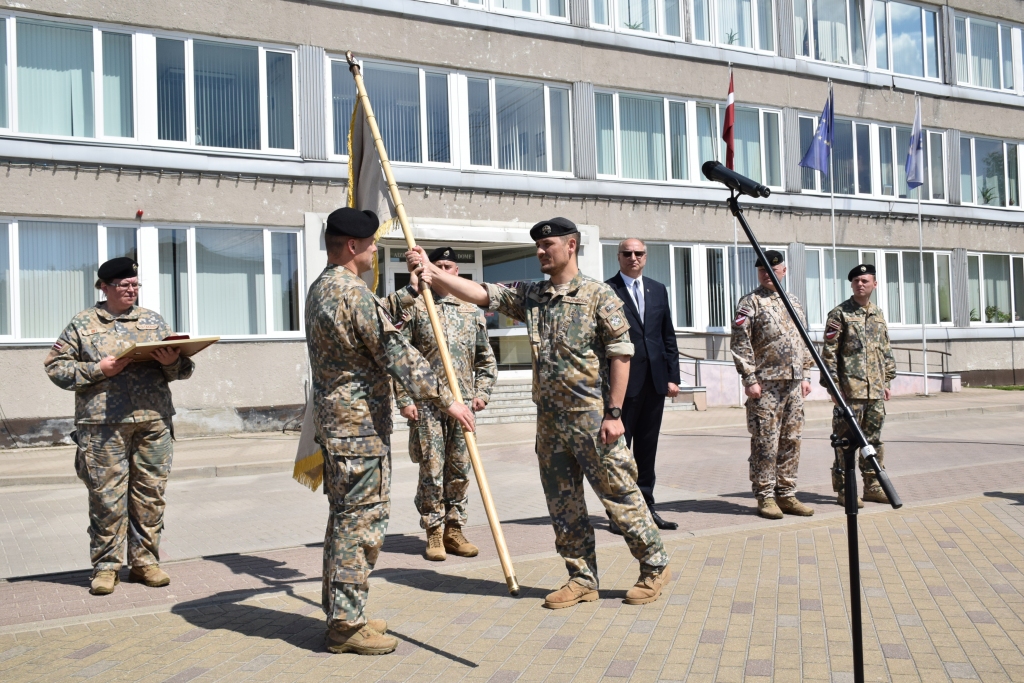 SAŅEM BATALJONA KAROGU. Jaunais Zemessardzes 55. kājnieku bataljona komandieris majors Aleksandrs Sotnikovs (no labās) saņem bataljona karogu.
Autors: ImantsKaziļuns