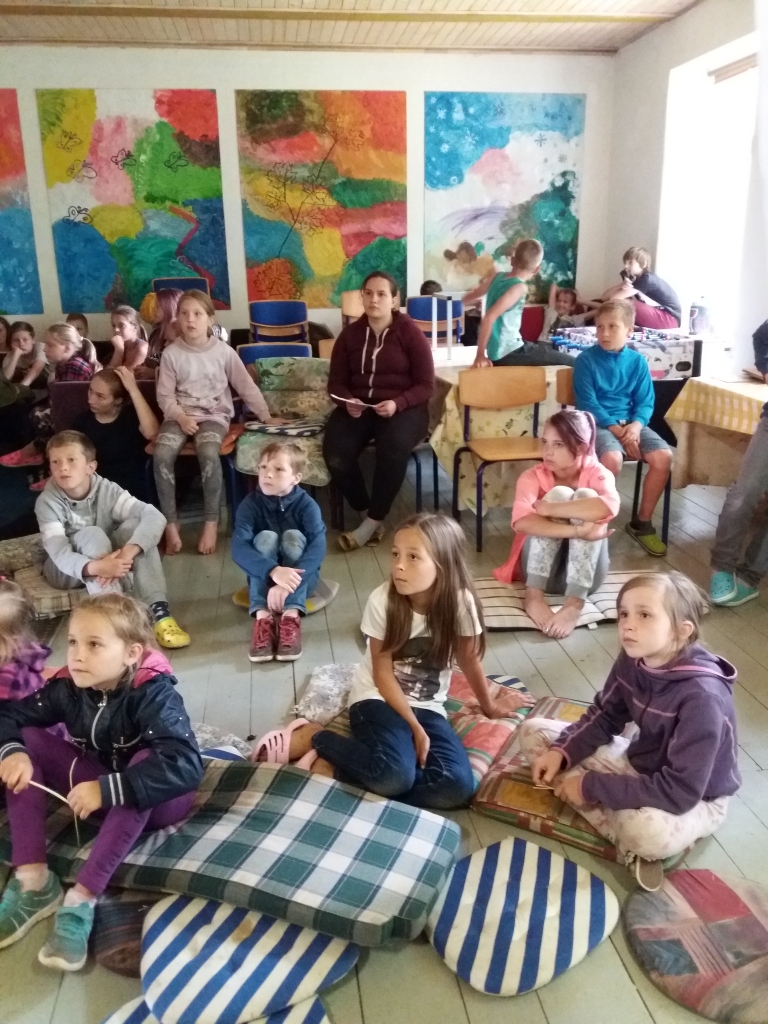 PAVERAS JAUNI APVĀRŠŅI. Nometnes ir lieliska iespēja bērnam apgūt jaunas prasmes, sadraudzēties, kļūt patstāvīgākam. Attēlā — mirklis no pagājušās vasaras nometnes Rites tautskolā.
Autors: no Lidijas Ozoliņas albuma