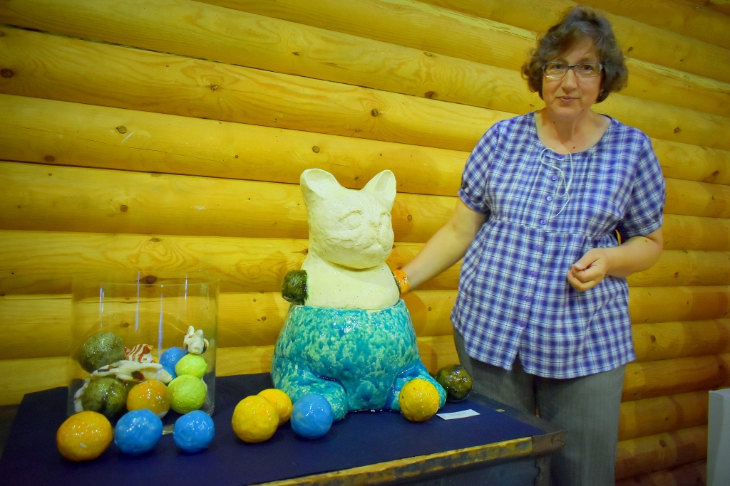 Kaķis un viņa mīļākā rotaļlieta — dzijas kamoli. Aizkraukles muzeja darbiniece Sandra Feila pie kompozīcijas “Spēle”.