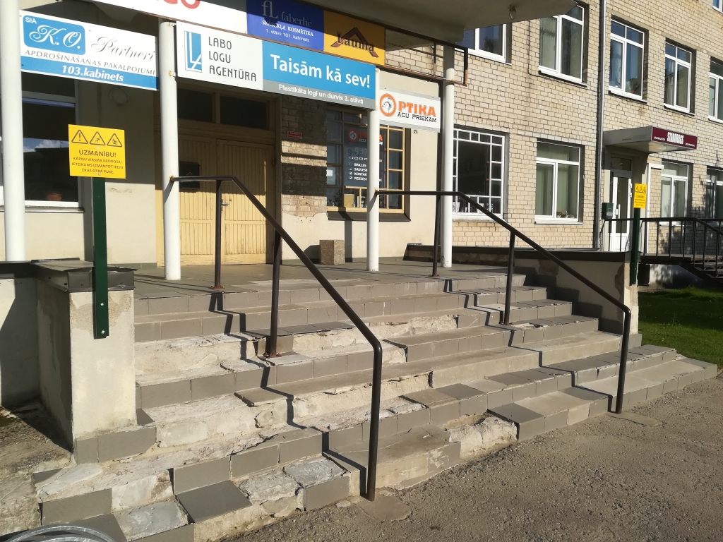 Lai gan ēkas centrālās ieejas kāpnes ir pamatīgi nodrupušas, līdz ar to bīstamas, vairums cilvēku joprojām izmanto tieši šo ieeju.