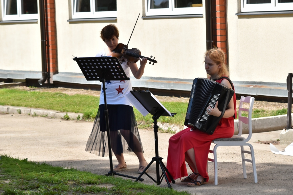 Lai tālu skan! Pirmo muzikālo priekšnesumu klausītājiem no skolas trešā stāva balkona sniedza saksofonistu ansamblis, tad skanēja akordeona spēles skolotājas Maritas Karpas un vijoļspēles skolotājas Lauras Zimkas duets.