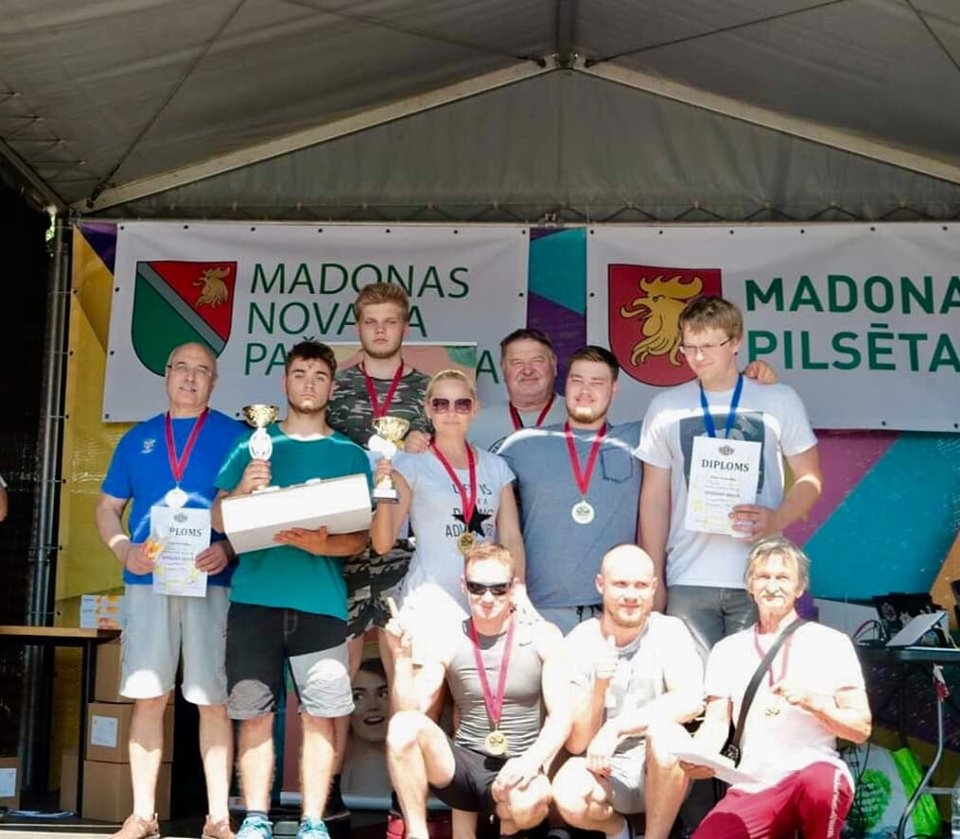 Madonas sacensībās piedalījās desmit Aizkraukles sporta centra pauerliftingisti, visi ieguva godalgas, un komandu kopvērtējumā aizkrauklieši izcīnīja otro vietu.
Autors: no personīgā albuma