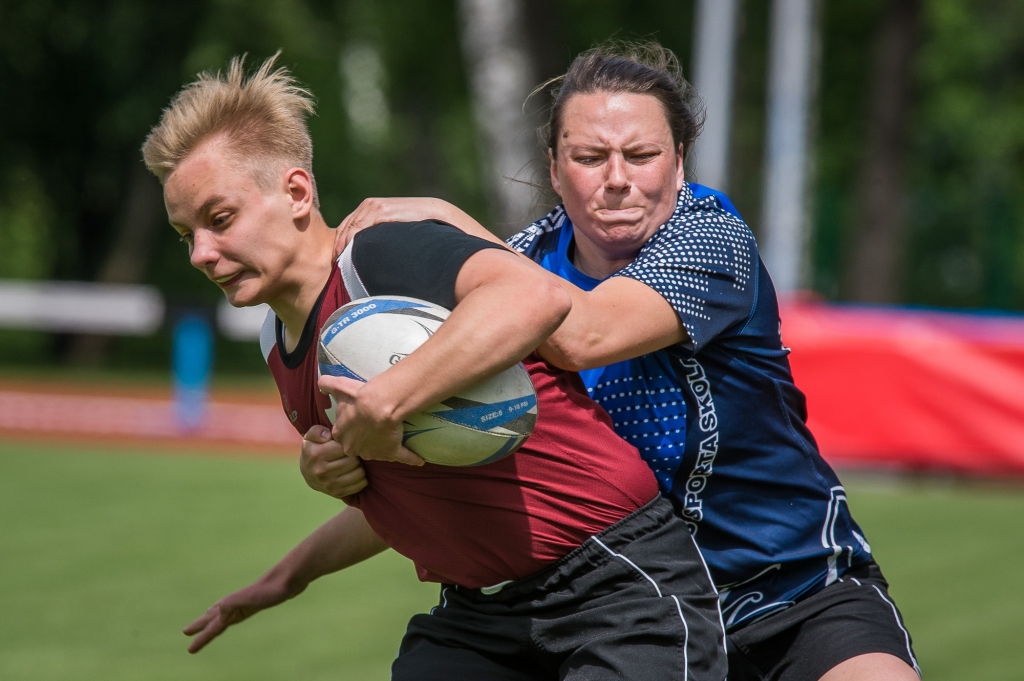 Lūk, tas ir cīņas spars! Jaunjelgaviete Ilze Lazdāne (pirmā no labās) sacensībās izcēlās ar labu sniegumu.
Autors: Jeļizavetas Iļjinas foto