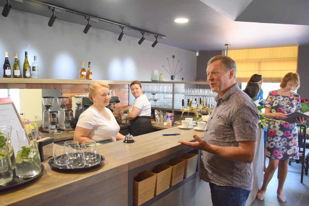 Jauno kafejnīcu Koknesē novērtē un saimnieci Ingūnu Grandāni un kafejnīcas kolektīvu sveikt ieradies uzņēmējs, koknesietis Aigars Kalniņš.
Autors: Imanta Kaziļuna foto