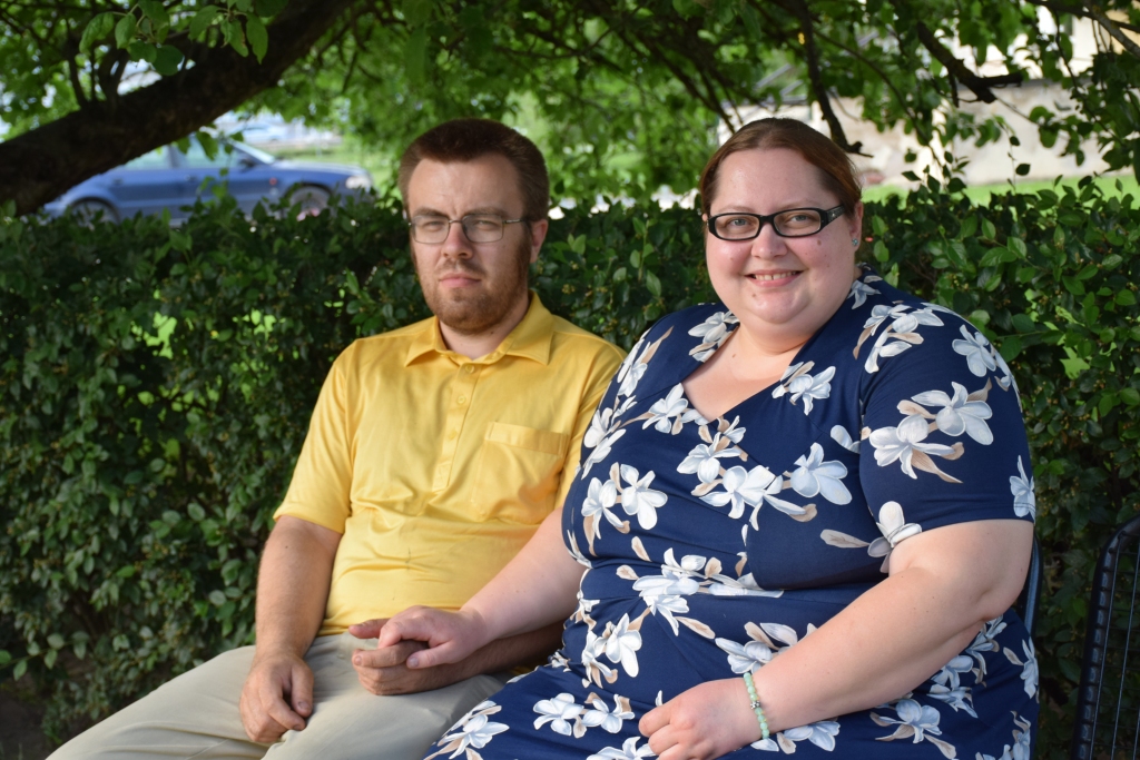 IEPAZINUŠIES INTERNETĀ. Renāte Saleniece teic, ka mūsdienās ir jāizmanto modernās tehnoloģijas un to sniegtās iespējas, tikai tas jādara apdomīgi. Attēlā — kopā ar vīru Modri.