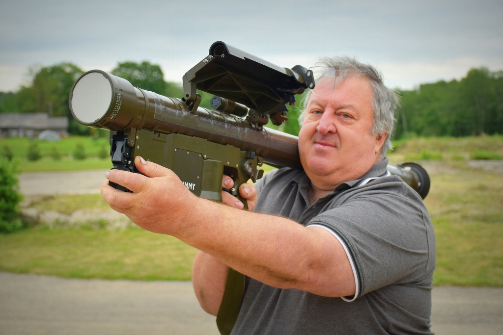 Atceroties jaunību. Šogad Iršu pagastā Nacionālo Bruņoto spēku dienā Pēteris ievērtēja moderno kaujas tehniku.