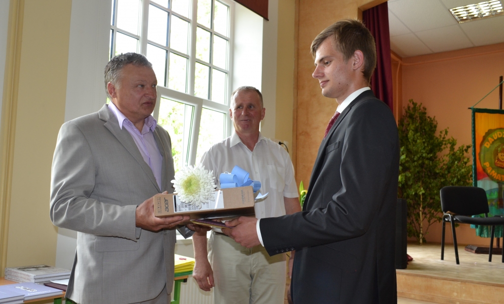 Par izciliem panākumiem mācībās, labiem sasniegumiem olimpiādēs un erudīcijas konkursos Jaunjelgavas novada pašvaldība Daudzeses pamatskolas absolventam Robertam Ozolam dāvanā pasniedza portatīvo datoru. Robertu (no labās) sveic Daudzeses pamatskolas direktors Valdis Puida un Jaunjelgavas novada pašvaldības izpilddirektors Uldis Albiņš.
Autors: Ruta Jankovska