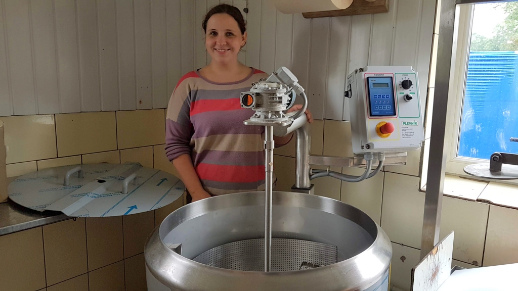 Jaunā daudzsološā tehnika. Inese Stičinska pamazām apgūst jaunā siera katla iespējas.