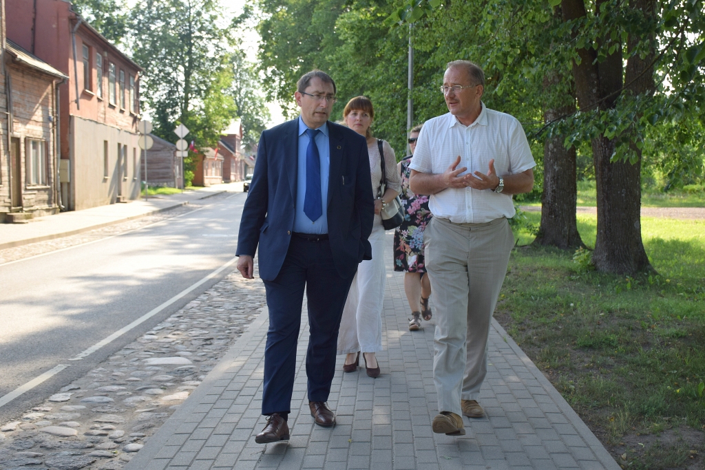 Pastaiga pa Jelgavas ielu Jaunjelgavā. Kopā ar Tāli Linkaitu (no kreisās) Kultūras veicināšanas biedrības vadītāja Vaira Lejniece, novada sabiedrisko attiecību speciāliste Evija Vectirāne un domes priekšsēdētājs Guntis Libeks.