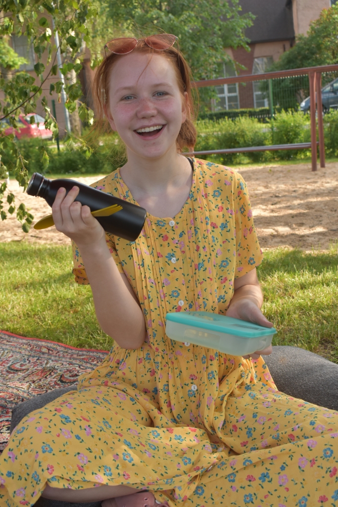 Solis pretim zaļākam dzīvesveidam! Skrīveru vidusskolas ekopadomes pārstāve Agate Albekeite dalījās ar savu videi draudzīgo somas saturu. Jaunietei vienmēr līdzi ir trauciņš, unikāls galda piederums un iecienītā metāla ūdenspudele.