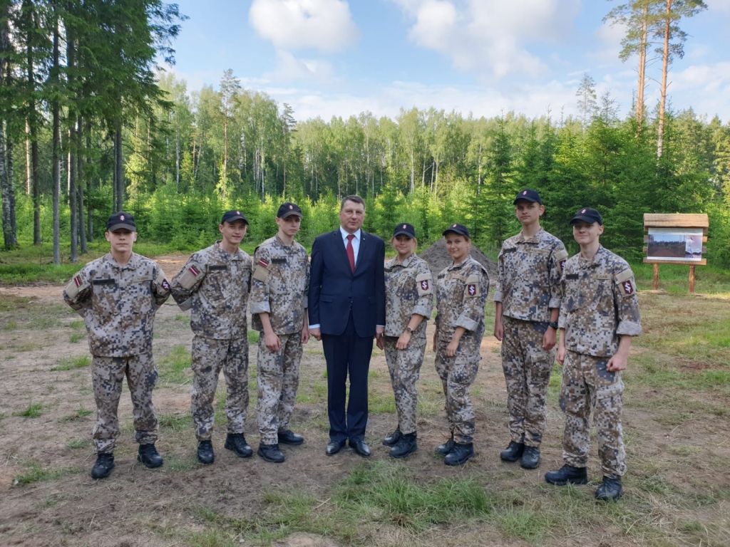 NOMETNĒ ARĪ AIZKRAUKLIEŠI. 4. novada Aizkraukles novada jaunsargi (no kreisās) Niks Deinis, Adrians Strigins, Toms Gaigalnieks, Valsts prezidents Raimonds Vējonis, Enija Fišere, Dana Daniela Zilvere,  Roberts Matīss Priedītis, Kristaps Jukša.