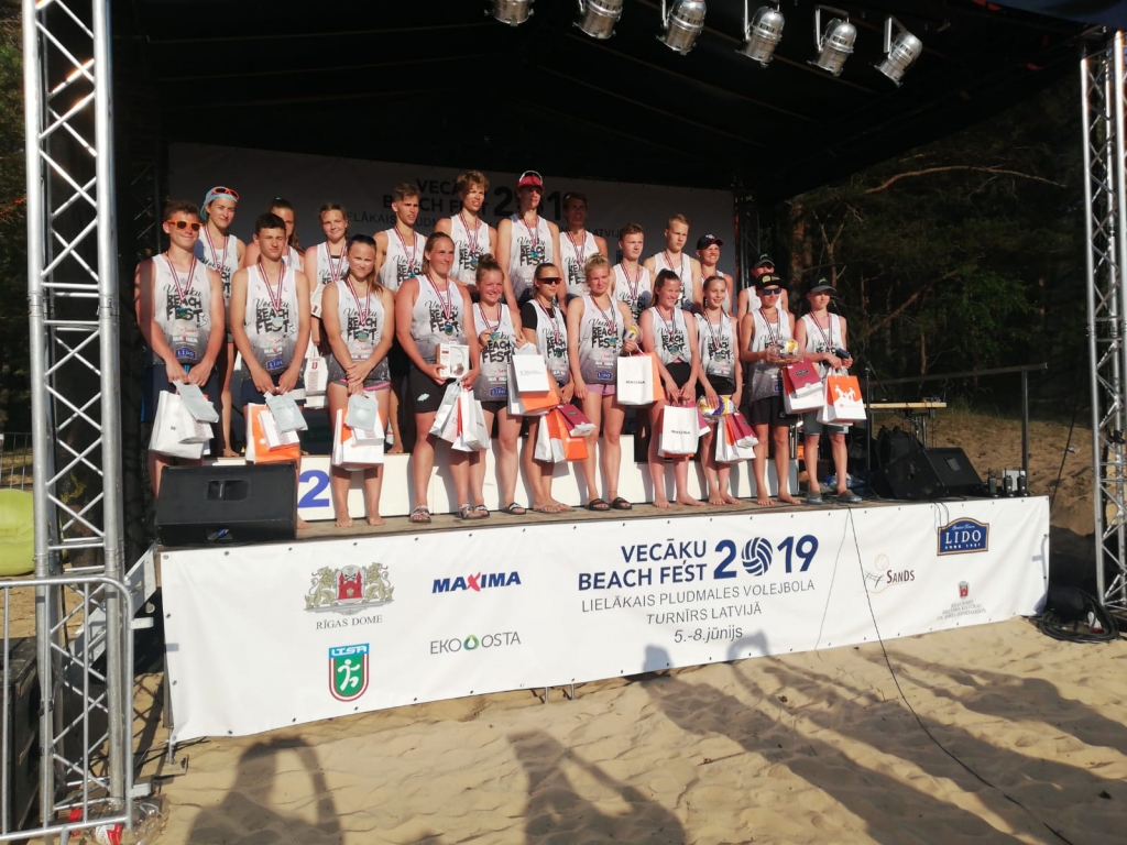 Lielākā Latvijas pludmales volejbola turnīra godalgoto vietu ieguvēji. Viņu vidū arī Aizkraukles novada sporta skolas trenera Imanta Silava audzēknes, bronzas medaļu ieguvējas  Amanda Regute un Endija Kapele.
Autors: no I. Silava albuma