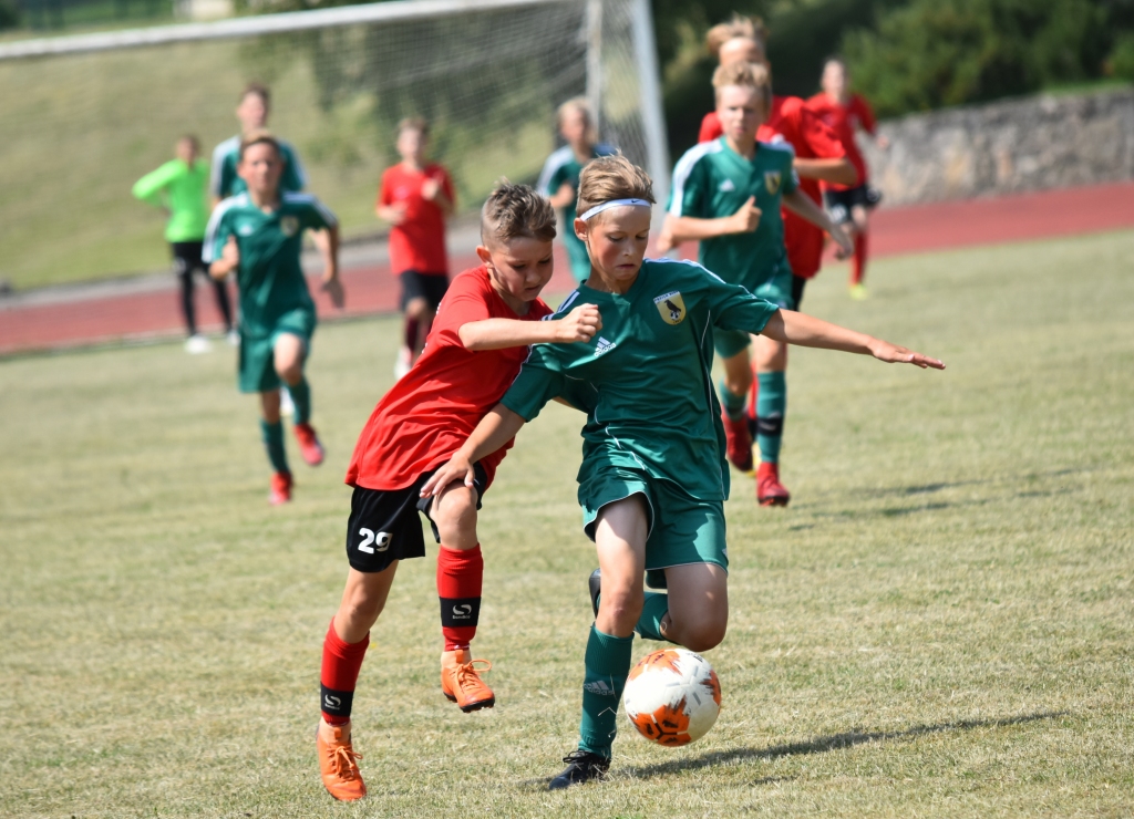 Spraiga cīņa par bumbu. Vienība FK “Veina” šogad debitē U13 attīstības grupas lielajā futbolā un iepriecina ar profesionālu sniegumu laukumā.