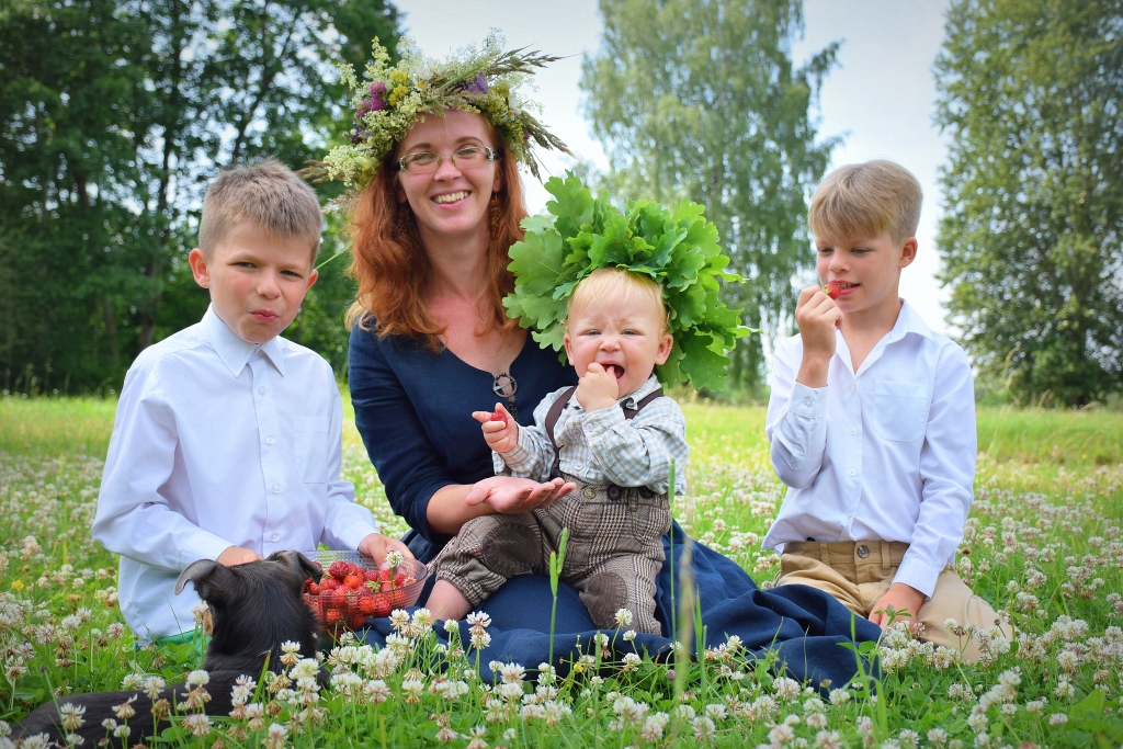 Pirmssvētku noskaņā. Skrīveriete Līga Kāpostiņa, Jānis (10 mēneši), kuram šie būs pirmie Jāņi, Gustavs (9 gadi, no kreisās) un Ēriks (7). Ārpus kadra palika vīrs Gusts. Līga svētku vakarā savās mājās aicina radus un draugus un šogad iecerējusi viesus pirmo reizi cienāt ar pašas sietu sieru.
Autors: Imants Kaziļuns