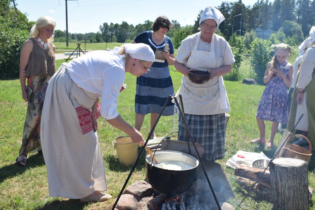 Saimnieces Līvija Vindule (no labās) un Irita Volkova uzskata, ka īstam jāņusieram tradicionāli jābūt ar ķimenēm. Viss pārējais, mūsdienās modernizētais, ir vienkārši siers ar piedevām. Protams, arī viņas abas gatavo sieru ar dažādām piedevām, un tas arī garšo, taču tas nav jāņusiers.
