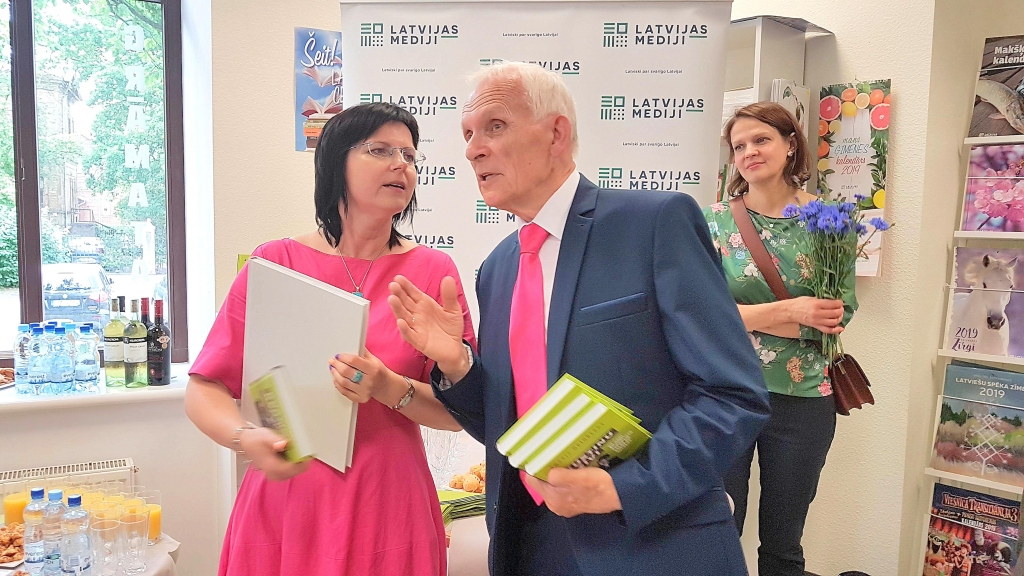 Sveicēji. “Latvijas Mediju” sabiedrisko attiecību vadītāja Linda Rumka (no labās) un rakstnieces Lūcijas Ķuzānes mazmeita Evija Ziemele. Vidū — 
Andris Grīnbergs.