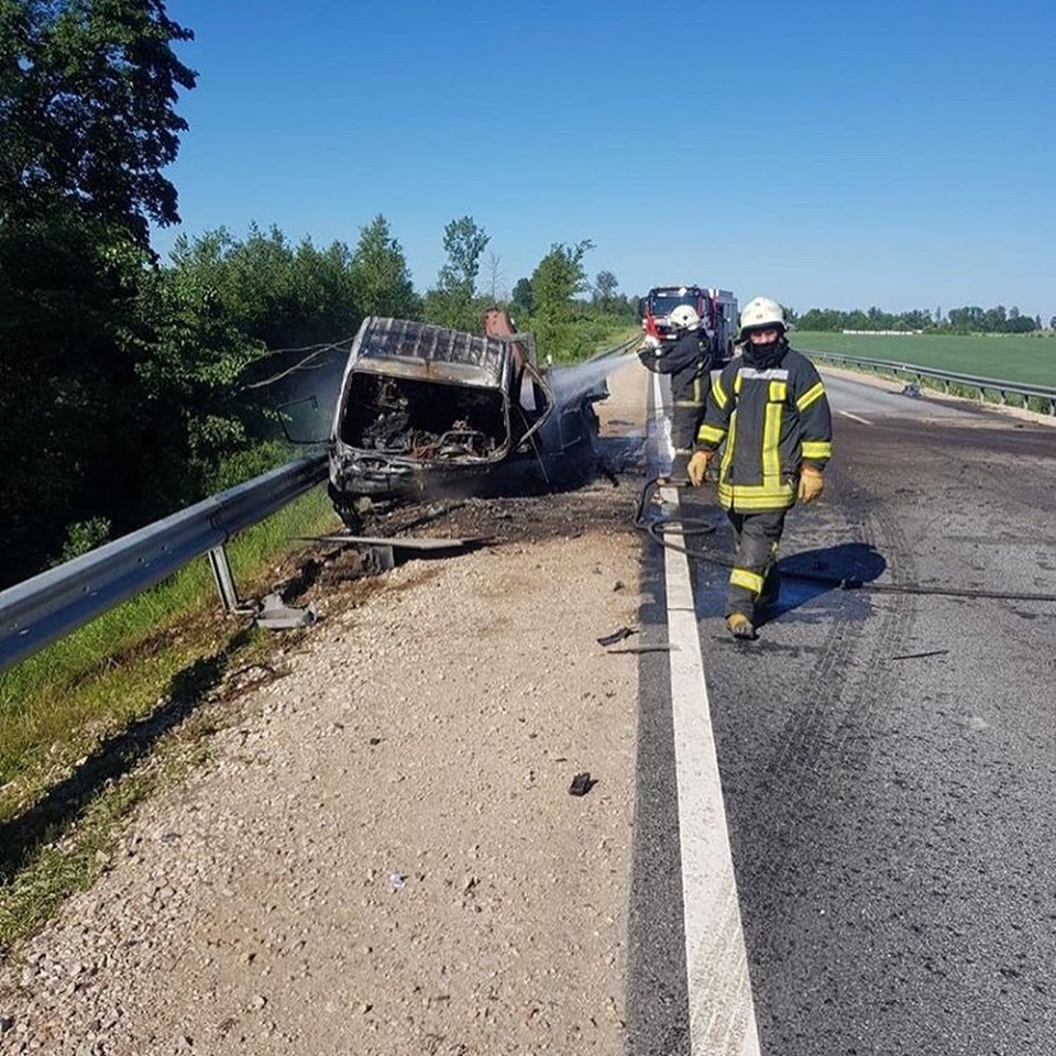 No auto pāri paliek lūžņi. Kravas auto sadega pilnībā. Ugunsdzēsēji glābēji  pabeidz dzēst pēdējās liesmas.
Autors: no DTP_Latvia