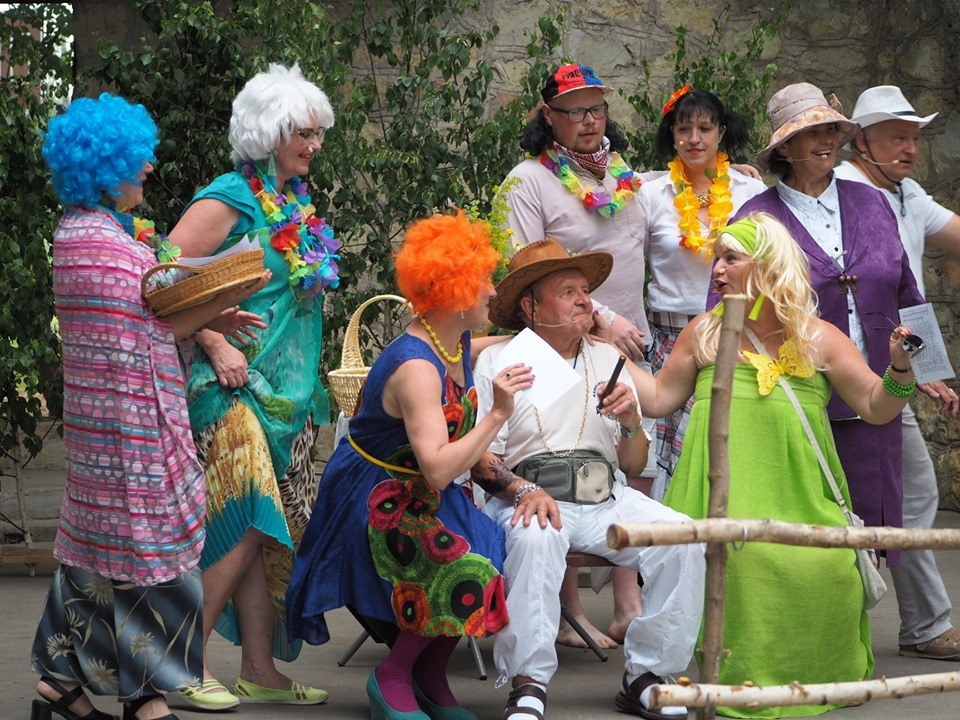 “PĀRDOTIE SVĒTKI” — izrāde, kurā spēlē ne tikai pieredzējuši aktieri, bet vairākiem lomu atveidotājiem šī ir debija teātrī.
Autors: Pētera Grūbes foto