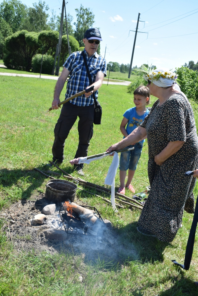 Koknesiete Elga Grigāne ierāda viesiem, kā tiek gatavotas lāpas.